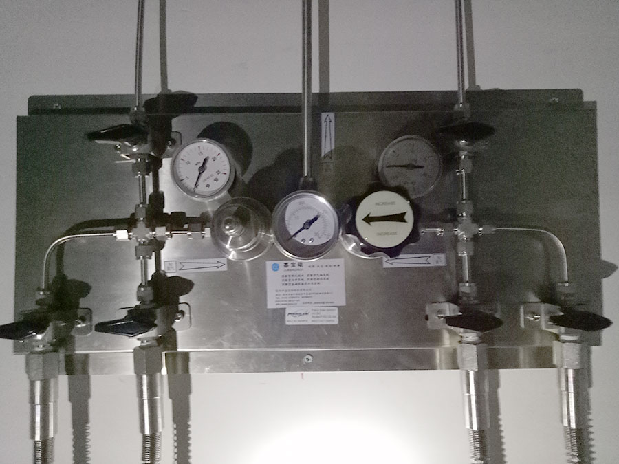 Automatic switching valve